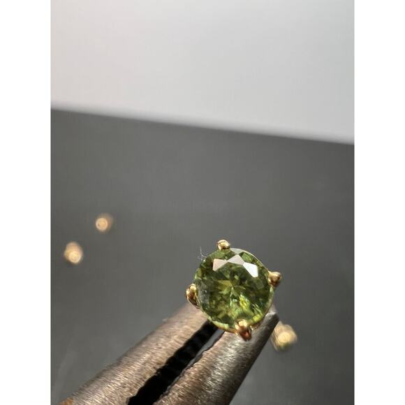 14k gold 4.5mm mint peridot stud earrings - Picture 5 of 11